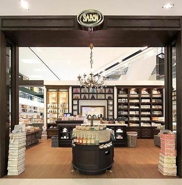 VXOqeEl3lkJ4Rys7Tykl0pdVJ08aMtRz_SABON台茂專賣店吊燈及水井.jpg