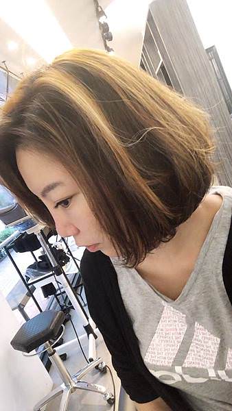 台北髮廊推薦，溫厚廊，染髮之前的髮色不整齊.jpg