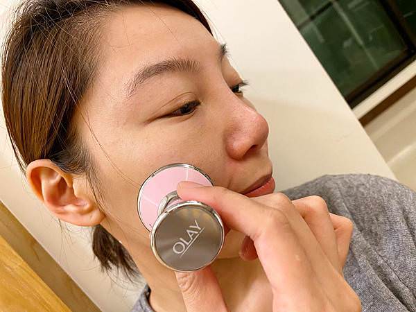 OLAY推出的微震推推儀一推7000次微震，美白保養吸收up.jpg