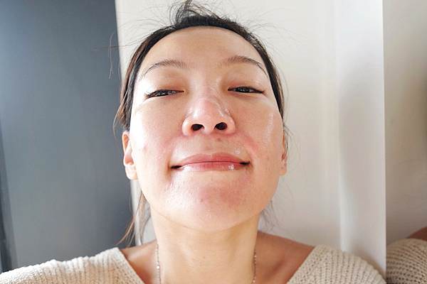 左邊的臉輪廓比較緊實、臉的寬度比叫小，但是蘋果肌更飽滿