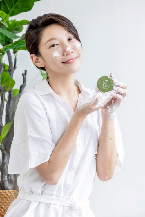 細緻的「悠香綠茶美白潔面皂泡沫」能深入你肌膚的每一個紋理和毛孔，把那些日常殘妝、多餘油脂、堆積的老廢角質