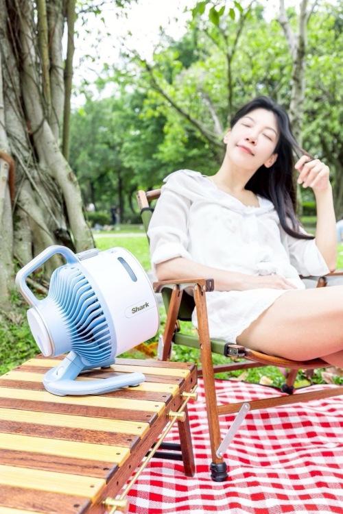 Shark HydroGO無線涼感噴霧扇評價?怕熱人實測後降溫3°C,夏天消暑神器! - 第20張圖 Shark HydroGO無線涼感噴霧扇,蘇摸摸